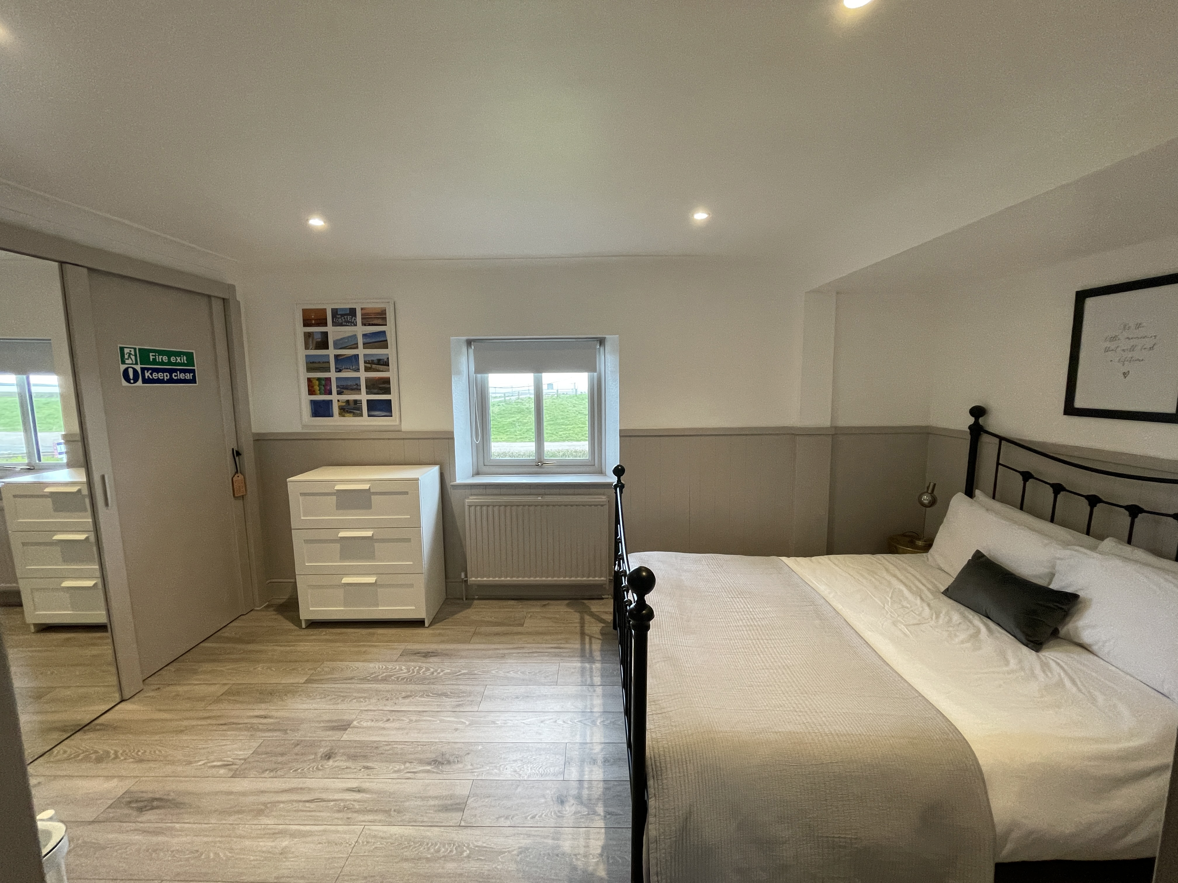 Lot: 62 - DETACHED SEAFRONT PROPERTY FULLY REFURBISHED AND ARRANGED AS THREE UNITS -